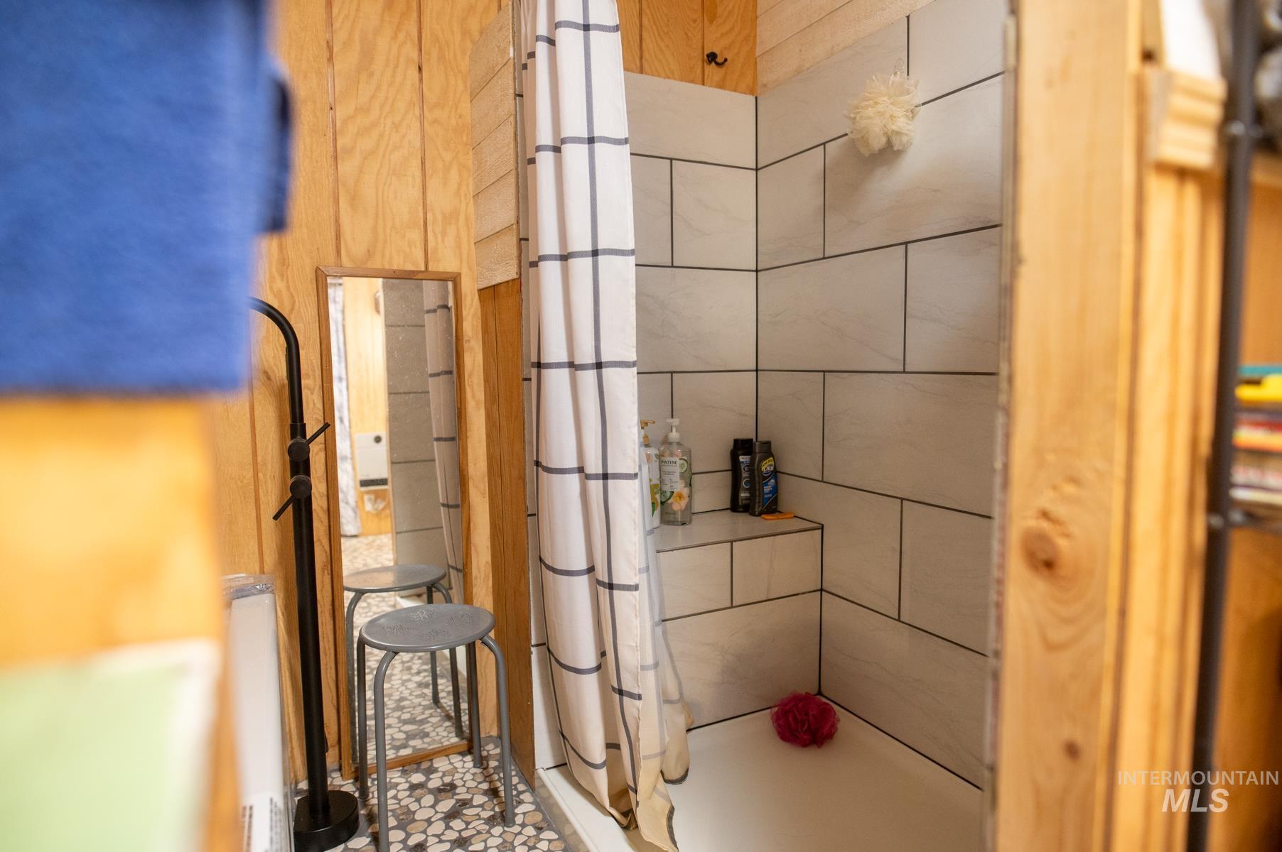 736 East Main Street Weiser, ID 83672 - Photo 25 of 33 Shower enclosure featuring white subway tile surround, integrated shower bench, and a white shower pan