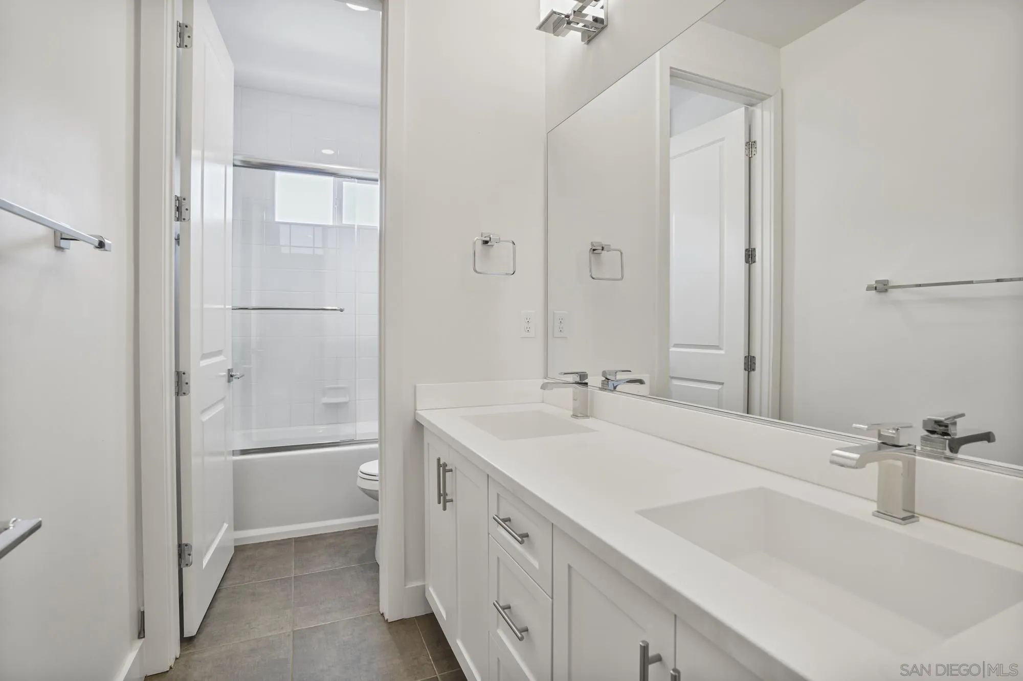 833 Channel Island Drive Encinitas, CA 92024 - Photo 24 of 38 a bathroom with a double vanity sink mirror and double