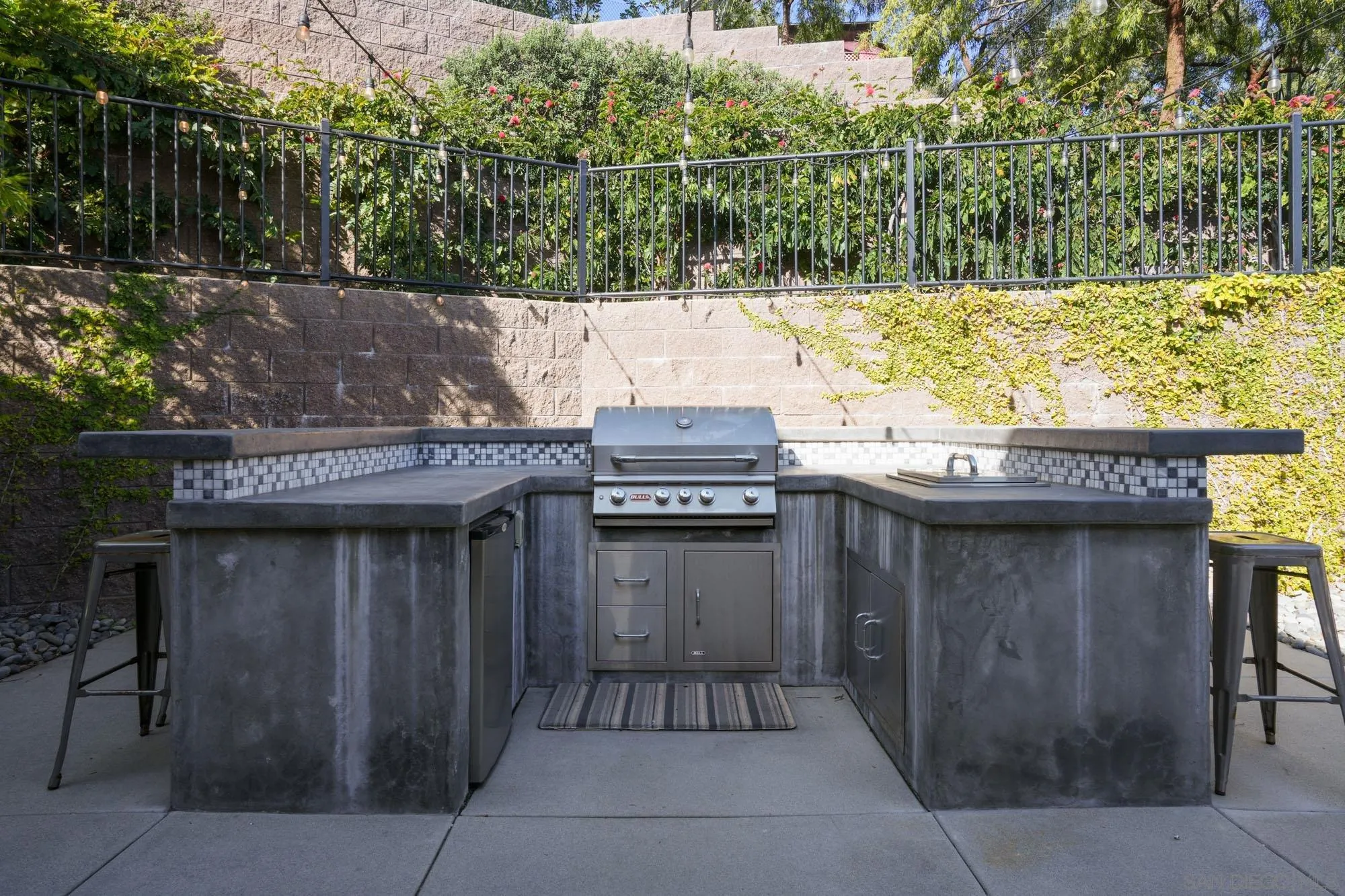 833 Channel Island Drive Encinitas, CA 92024 - Photo 27 of 38 a outdoor space with a table and chairs