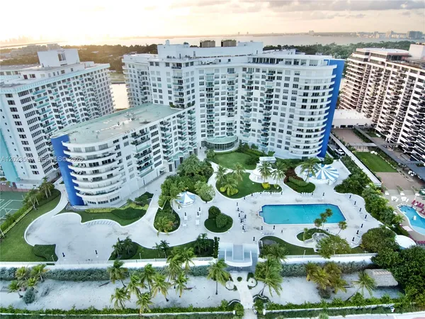 $4,000 | 5151 Collins Avenue, Unit 428, Miami Beach, FL 33140