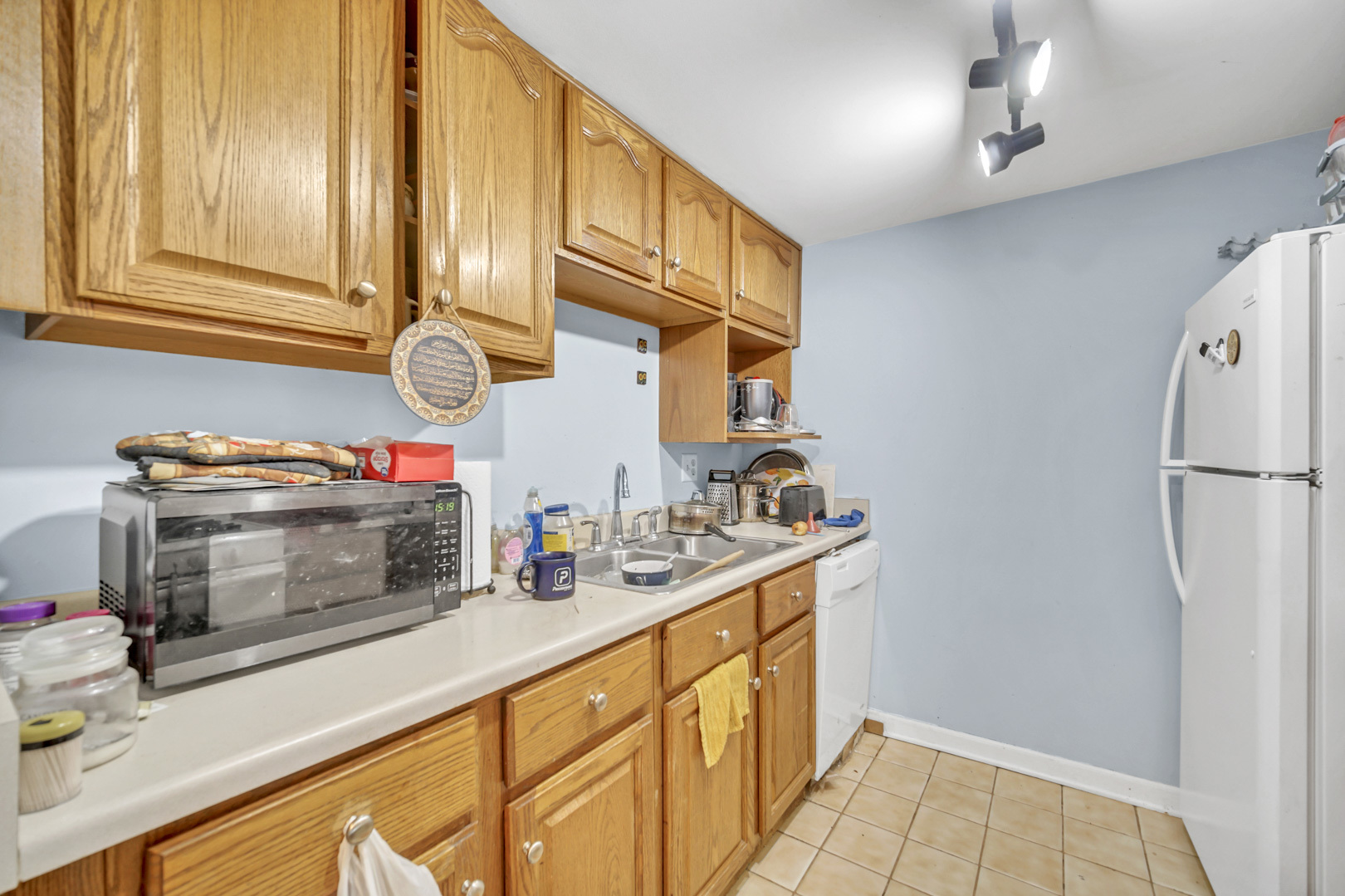 138 East Bailey Road, Unit M Naperville, IL 60565 - Photo 6 of 13 a kitchen with stainless steel appliances a refrigerator and a stove top oven