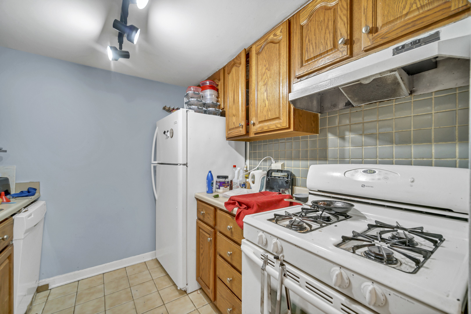 138 East Bailey Road, Unit M Naperville, IL 60565 - Photo 7 of 13 a kitchen with a stove and a refrigerator