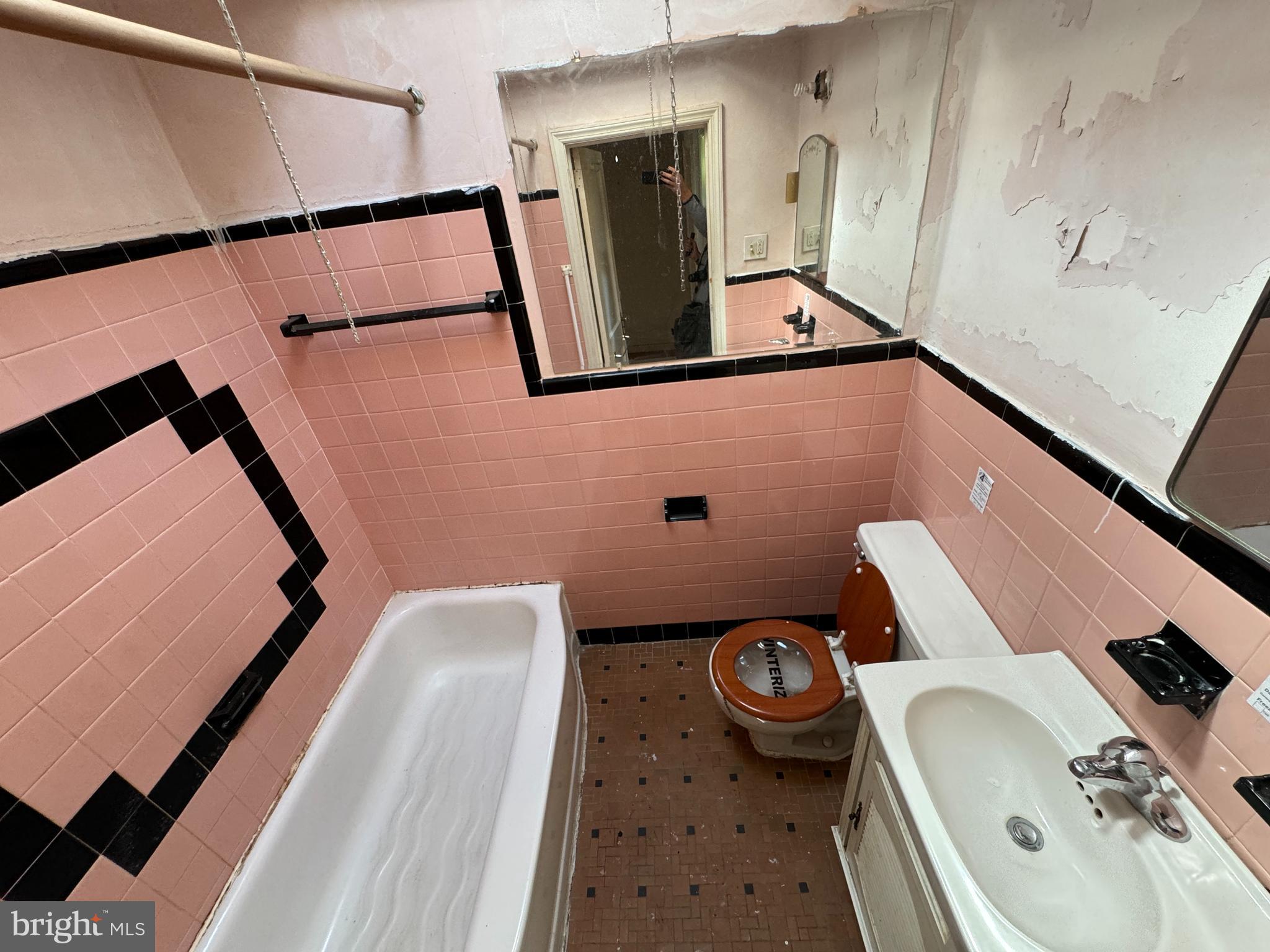 5240 Fairhaven Road Clifton Heights, PA 19018 - Photo 13 of 17 full hall bath