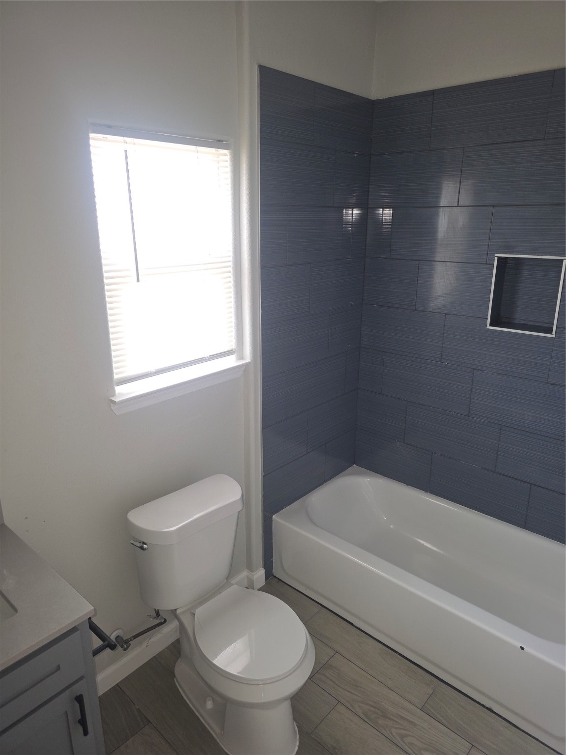 3221 Ennis Street, Unit A Houston, TX 77004 - Photo 3 of 8 a bathroom with a toilet a sink and bathtub