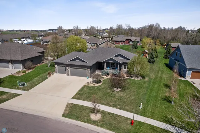 $709,900 | 6048 27th Street South, Fargo, ND 58104