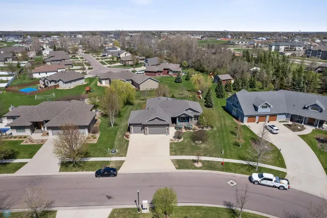 $709,900 | 6048 27th Street South, Fargo, ND 58104