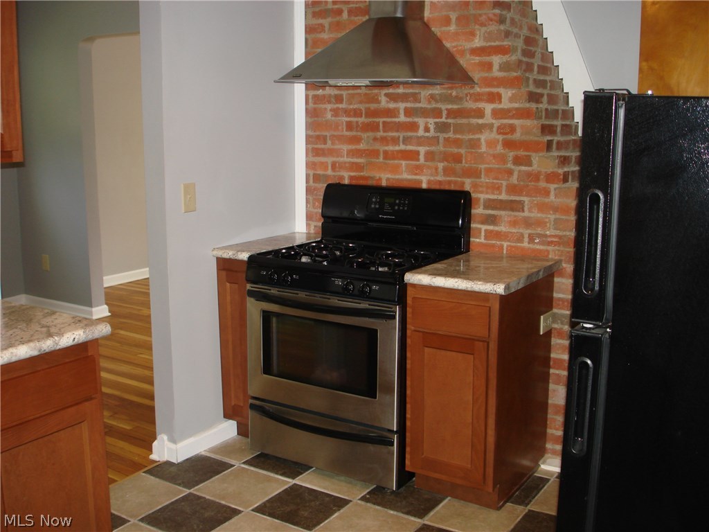 4803 Farnhurst Road Cleveland, OH 44124 - Photo 9 of 28 Stylish stainless steel hood vent over the newer gas stove in beautiful eat-in kitchen!