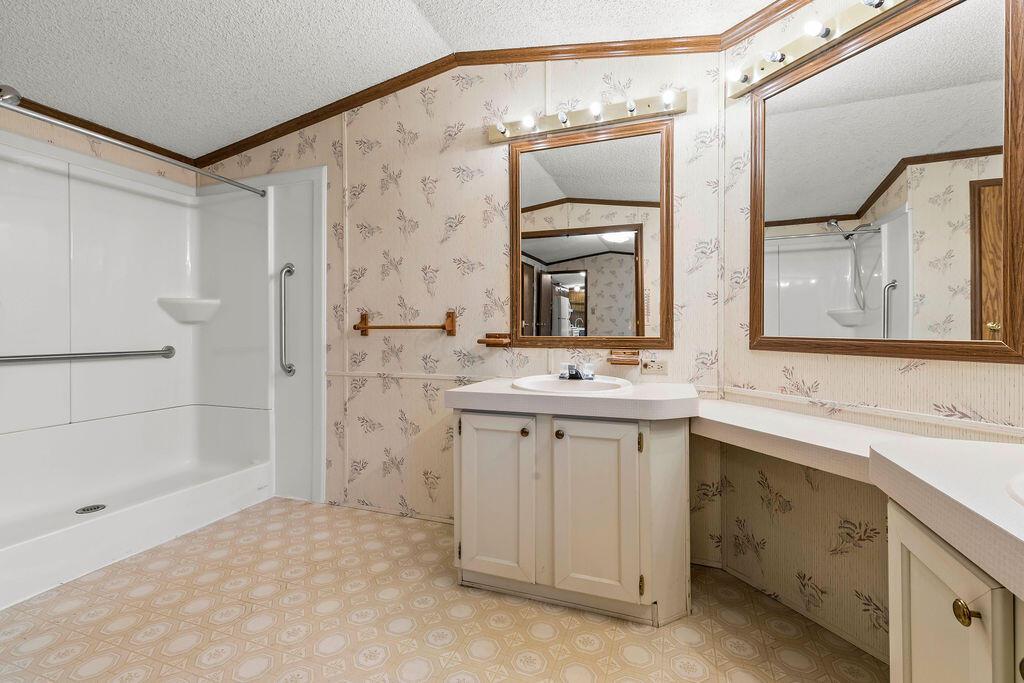 8764 National Road Southwest, Unit 118 Etna, OH 43062 - Photo 21 of 35 Primary Bath