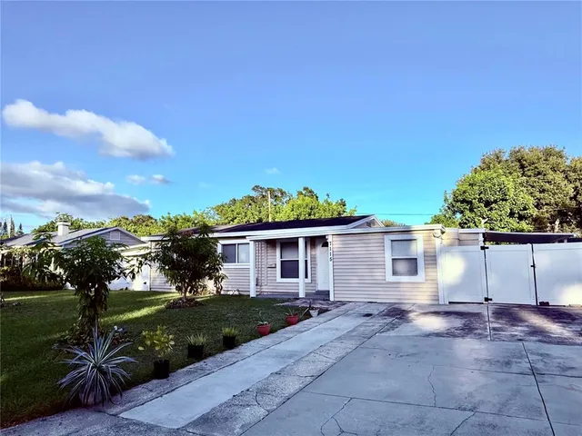 a view of a house with backyard and garden
