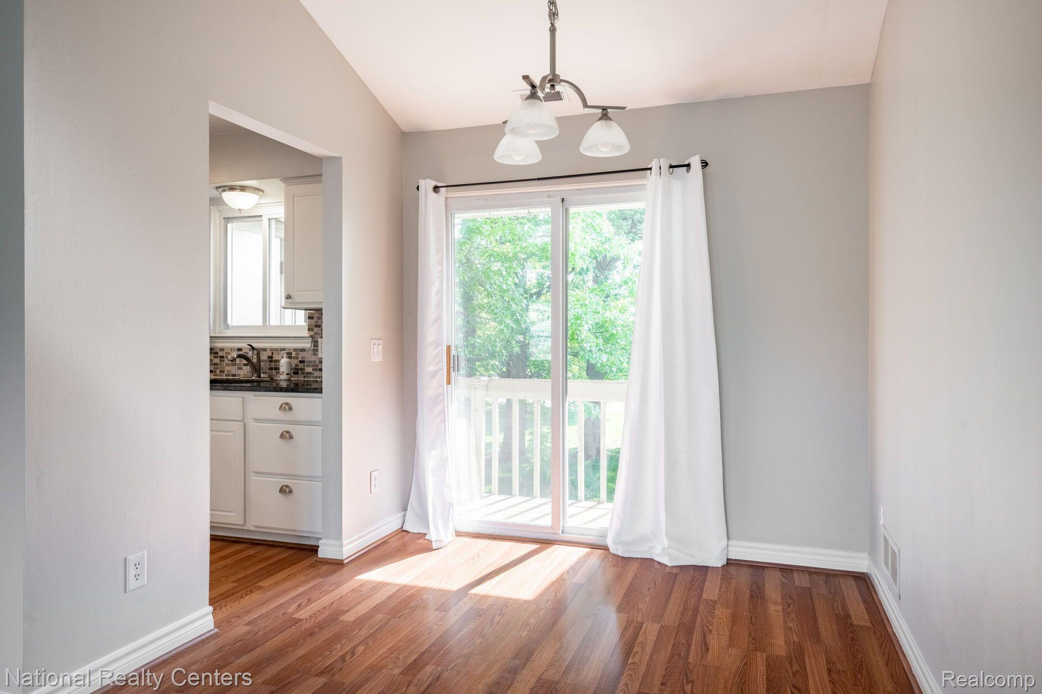1663 Emerson Circle Rochester, MI 48307 - Photo 8 of 25 Dining nook