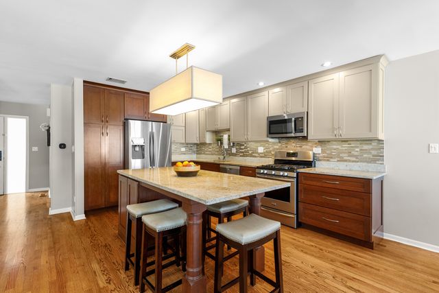 $352,000 | 414 Bluebird Lane, Deerfield, IL 60015