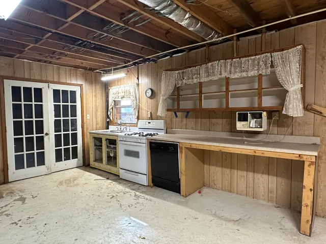 a view of porch with garage