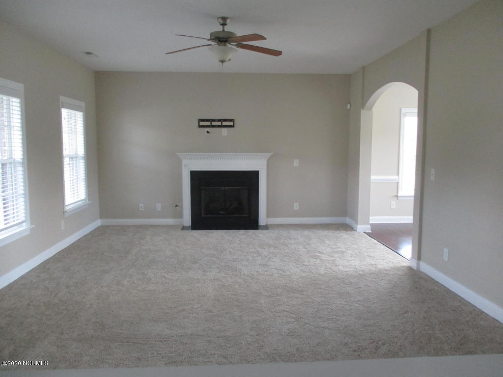 184 River Winding Road Jacksonville, NC 28540 - Photo 4 of 17 184 River Winding Rd - Living 2