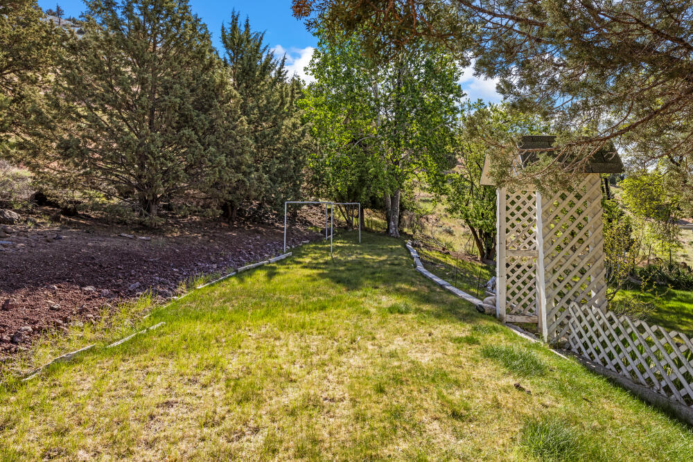 11445 Hill Road Klamath Falls, OR 97603 - Photo 44 of 51 043