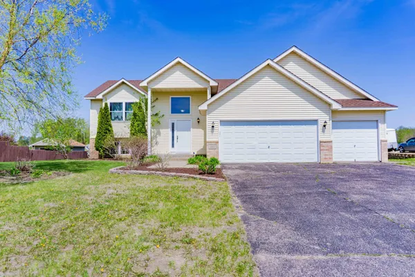 $2,350 | 2112 Blake Avenue, Lester Prairie, MN 55354