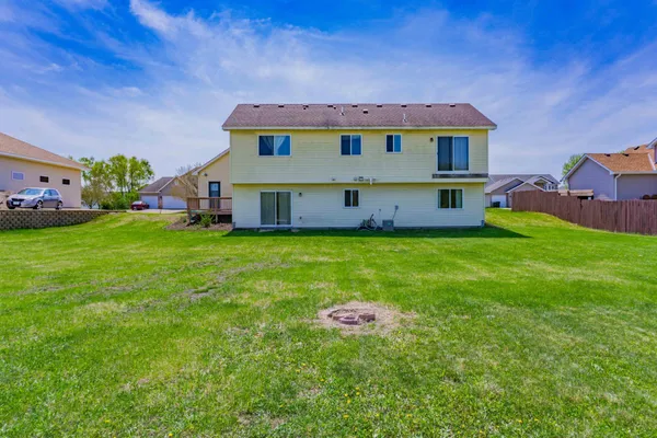 $2,350 | 2112 Blake Avenue, Lester Prairie, MN 55354