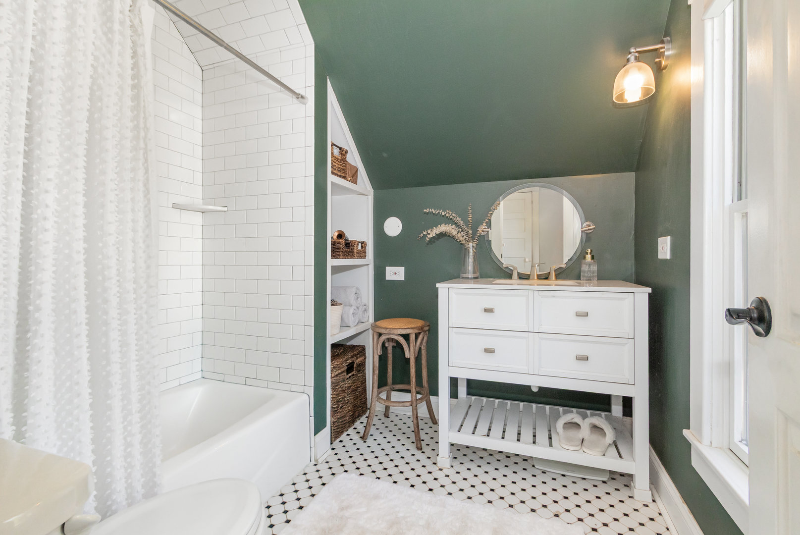19429 Wolf Road Mokena, IL 60448 - Photo 14 of 18 a bathroom with a bathtub a sink and a mirror