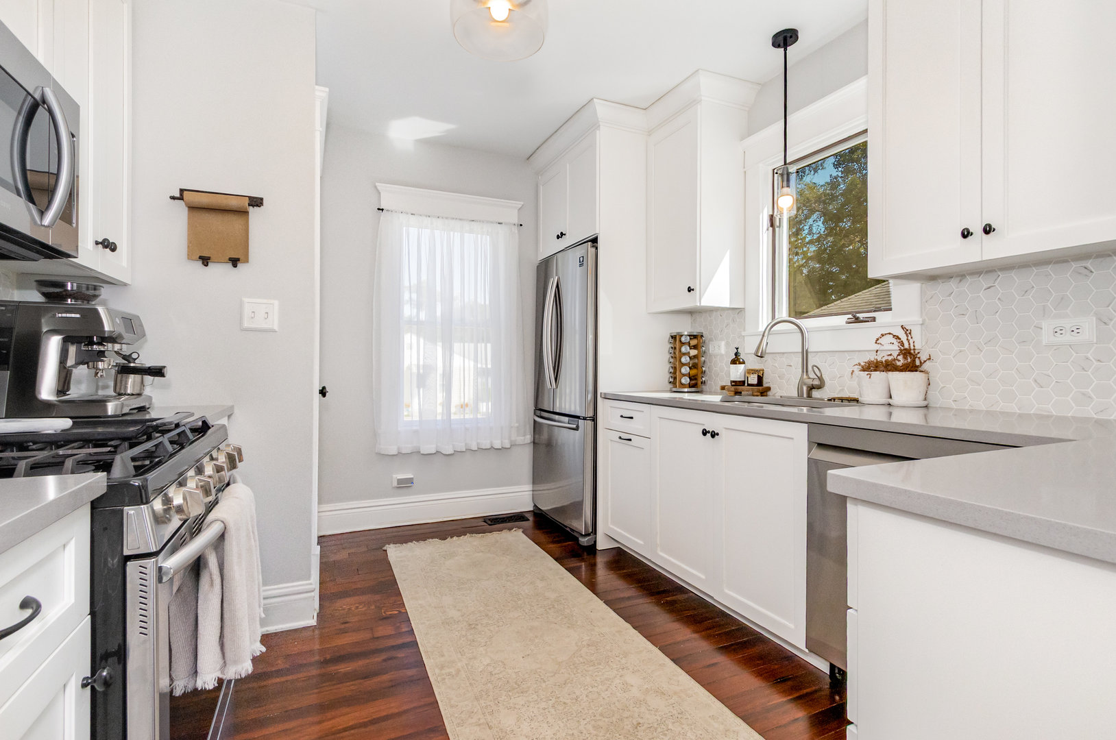 19429 Wolf Road Mokena, IL 60448 - Photo 4 of 18 a kitchen with a sink stove and refrigerator