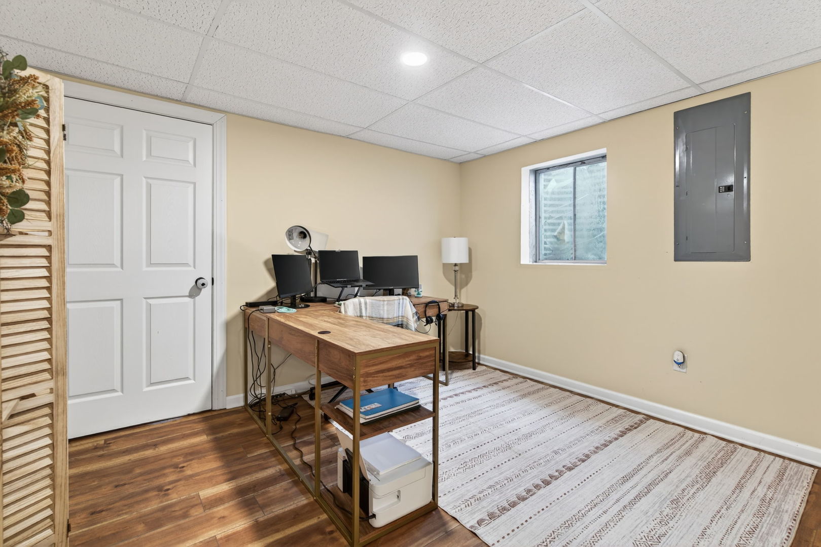 2031 Locust Road Morris, IL 60450 - Photo 25 of 32 a workspace with furniture and wooden floor