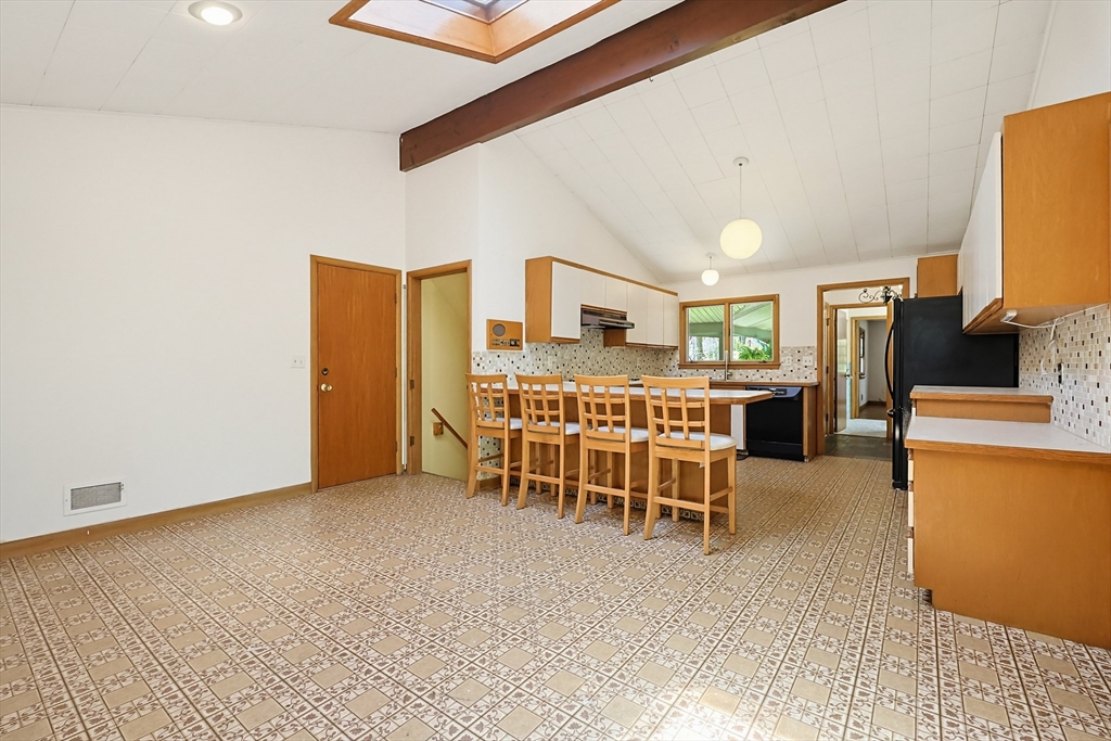 21 Daggett Road Attleboro, MA 02703 - Photo 8 of 39