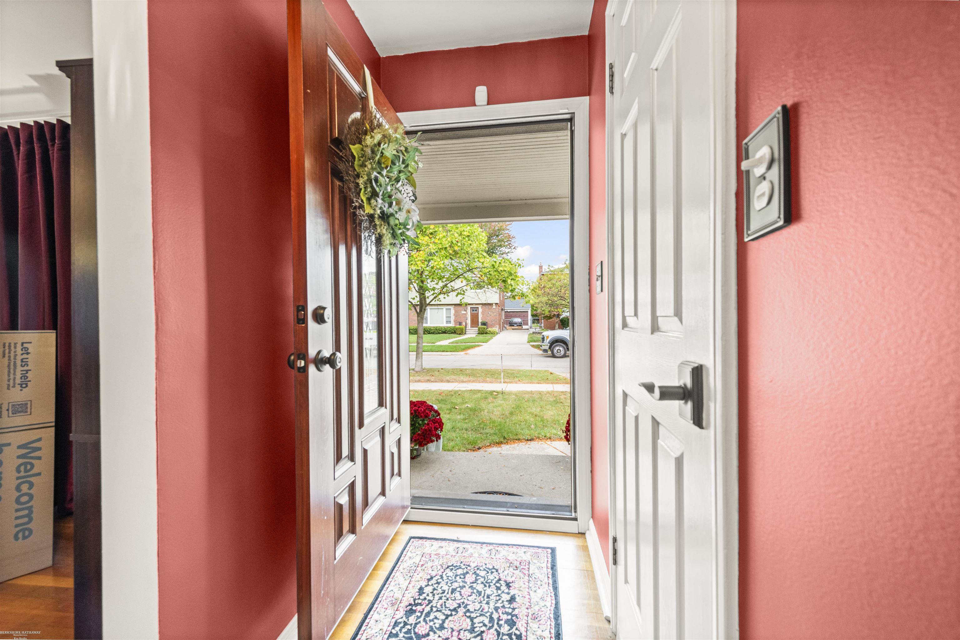 1597 Newcastle Road Grosse Pointe, MI 48236 - Photo 3 of 31 50192074-e9090cdb-771c-4e61-a0e2-ca23814f48e0.JPG