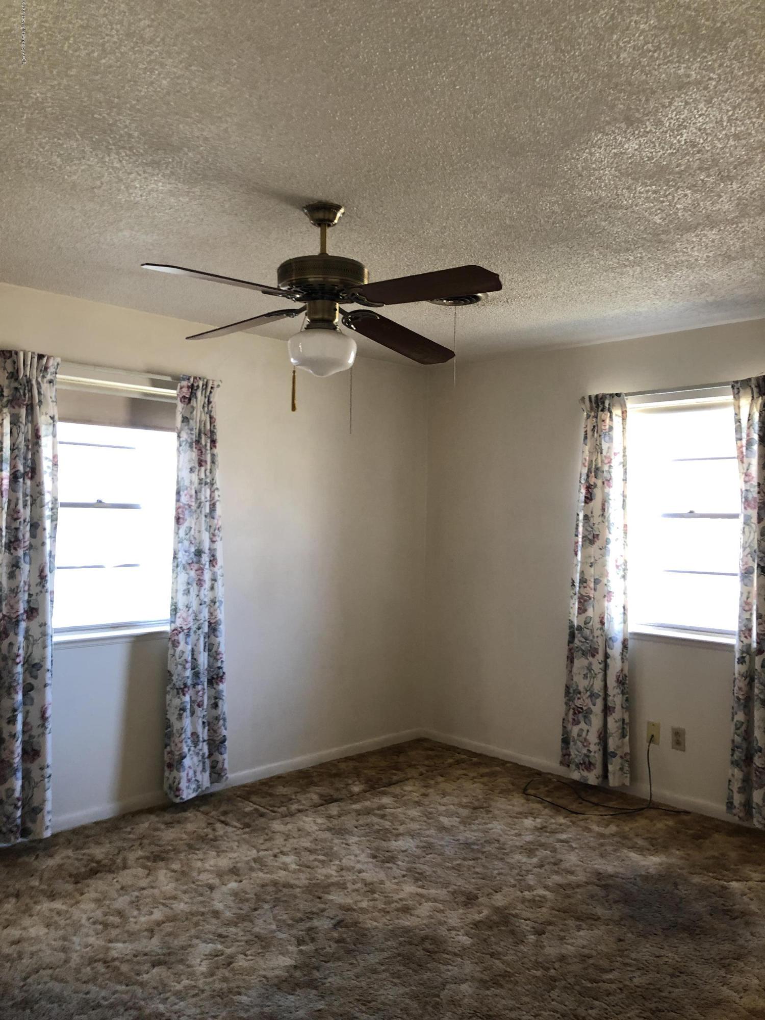 2409 Darrell Avenue Amarillo, TX 79110 - Photo 13 of 26 living room