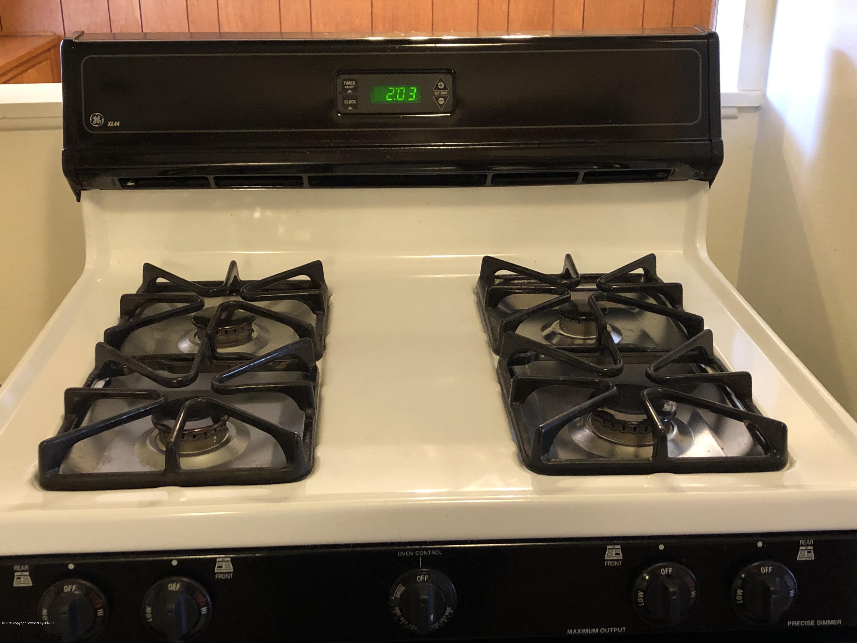 2409 Darrell Avenue Amarillo, TX 79110 - Photo 19 of 26 stove