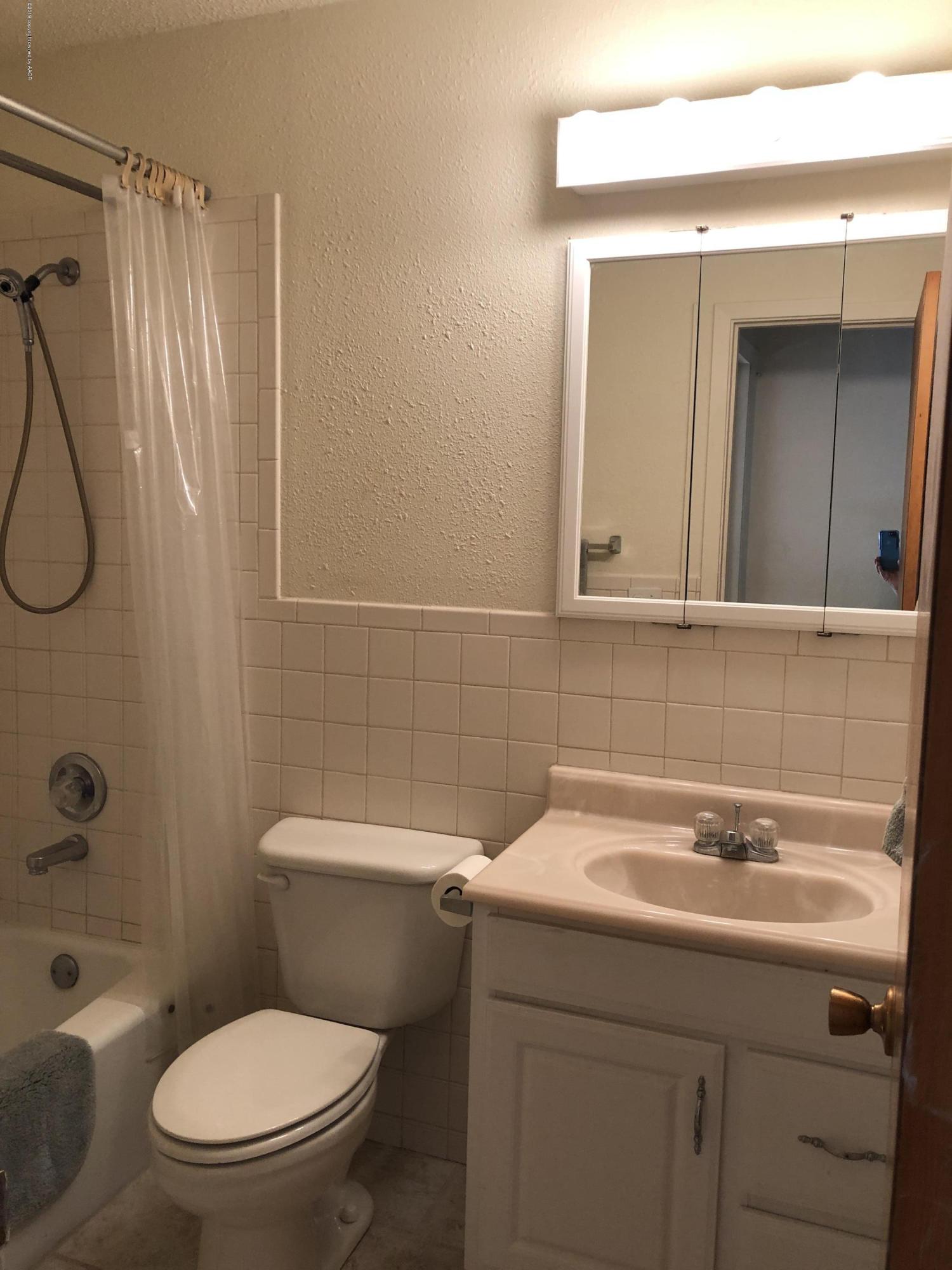 2409 Darrell Avenue Amarillo, TX 79110 - Photo 9 of 26 front bathroom