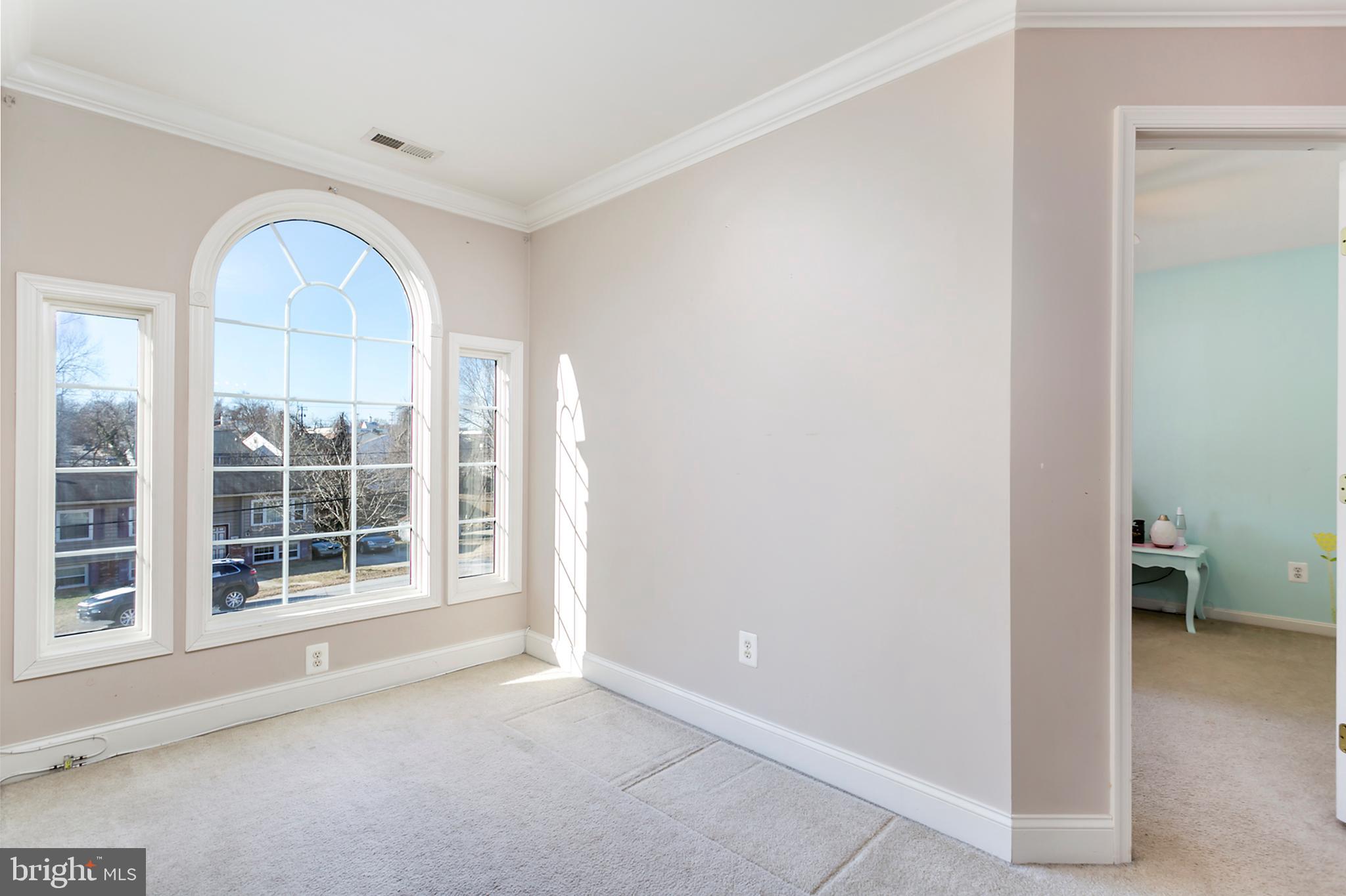 13 Johnson Road Pasadena, MD 21122 - Photo 10 of 28 Second floor sitting area