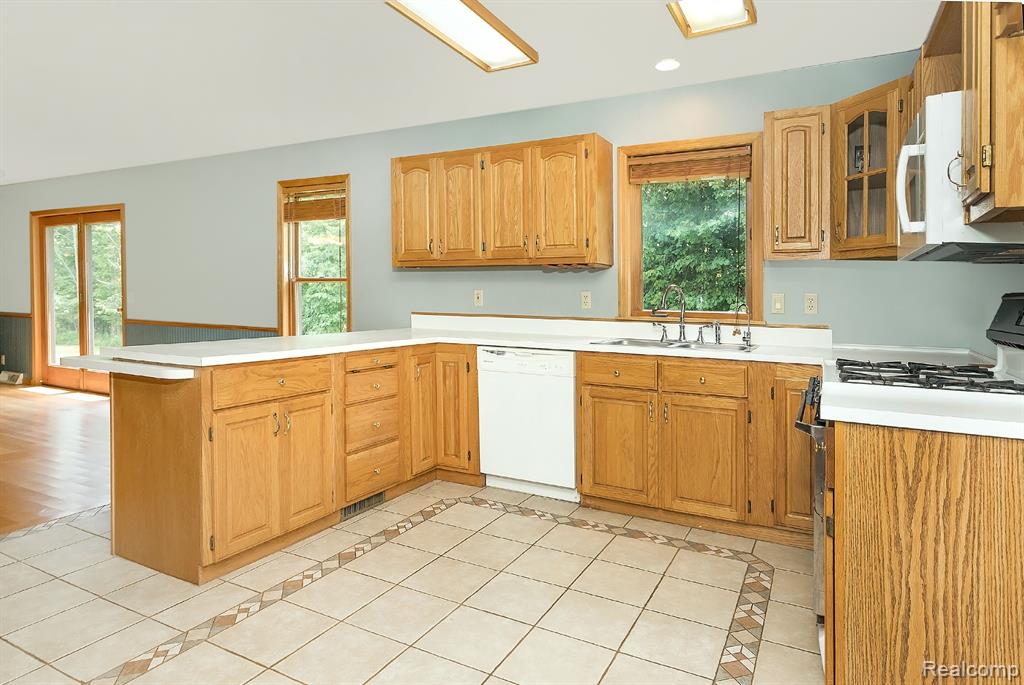 7653 Chase Lake Road Fowlerville, MI 48836 - Photo 10 of 52