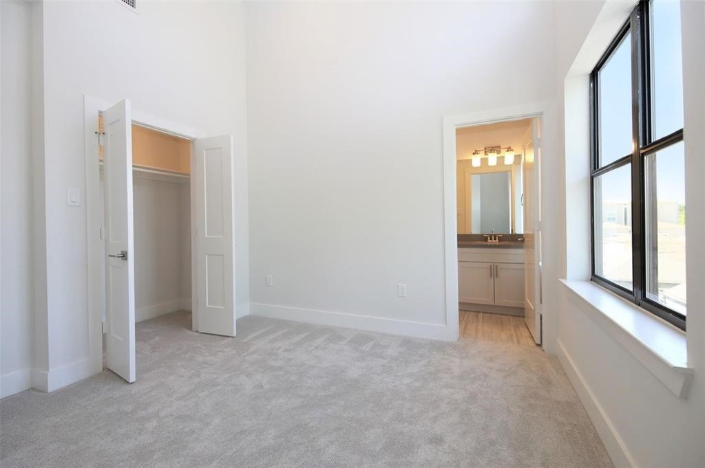 820 West 22nd Street Houston, TX 77008 - Photo 14 of 28 a view of an empty room and a gallery