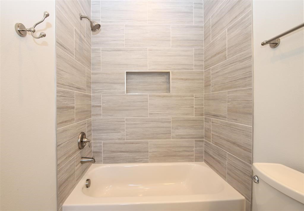 820 West 22nd Street Houston, TX 77008 - Photo 19 of 28 a bathroom with a shower and a toilet