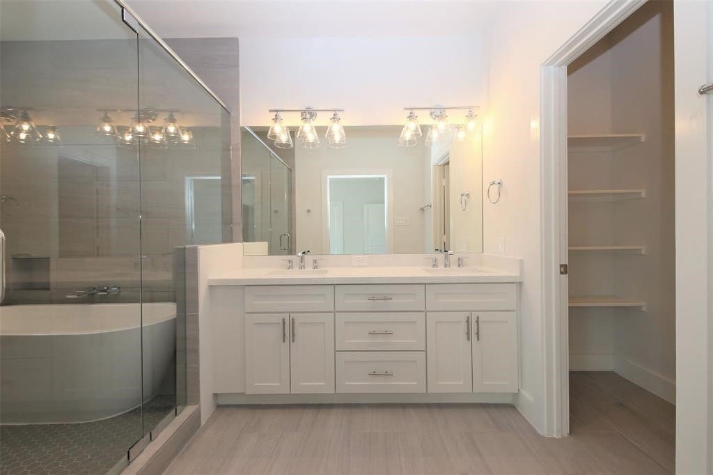 820 West 22nd Street Houston, TX 77008 - Photo 24 of 28 a bathroom with a double vanity sink mirror and a bathtub