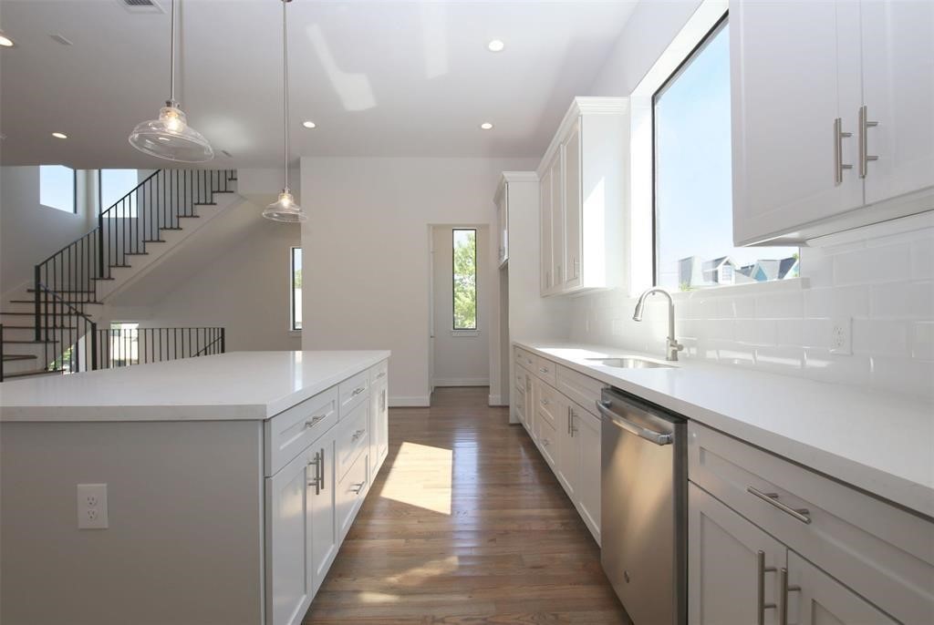 820 West 22nd Street Houston, TX 77008 - Photo 4 of 28 a large kitchen with a sink and cabinets