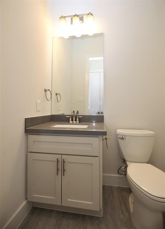 820 West 22nd Street Houston, TX 77008 - Photo 8 of 28 a bathroom with a toilet a sink and mirror