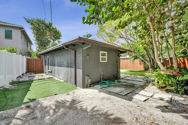a view of a backyard