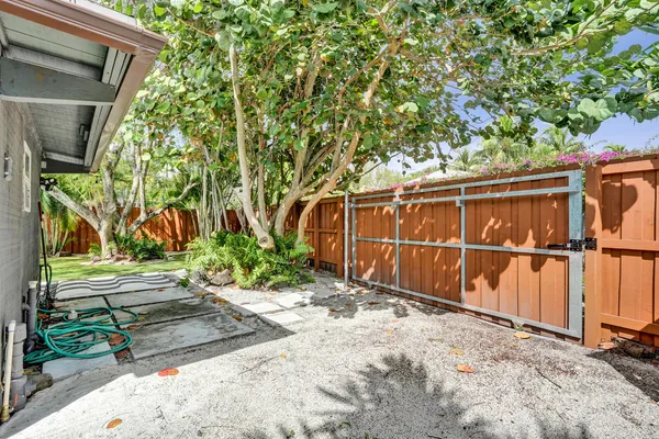a view of a pathway of a house with wooden fence