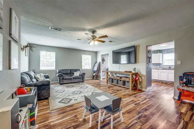 $315,000 | 411 West Houston Street, Leonard, TX 75452