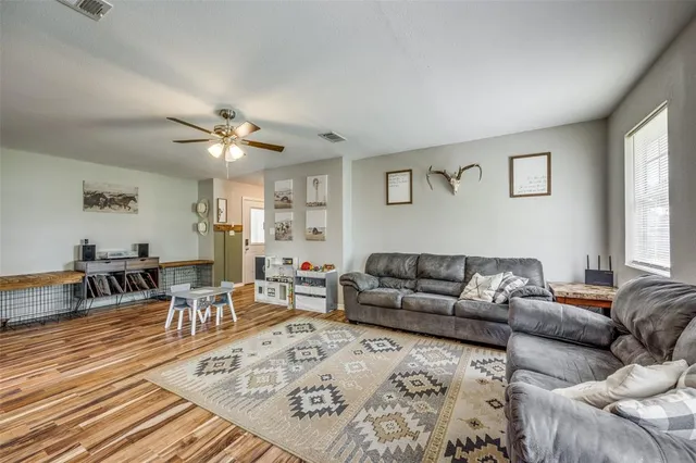 $315,000 | 411 West Houston Street, Leonard, TX 75452