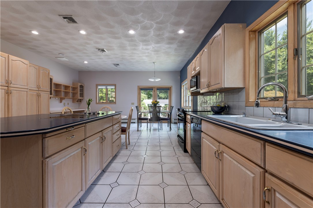 105 Gilbert Stuart Drive Warwick, RI 02818 - Photo 14 of 40