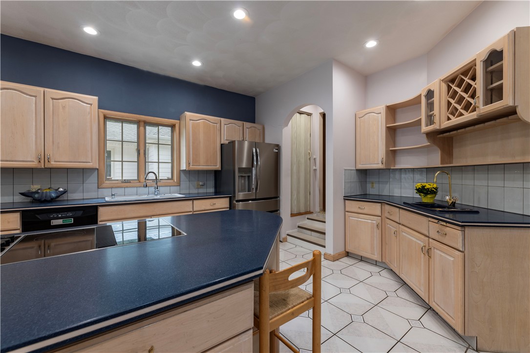 105 Gilbert Stuart Drive Warwick, RI 02818 - Photo 16 of 40 Island and wet bar