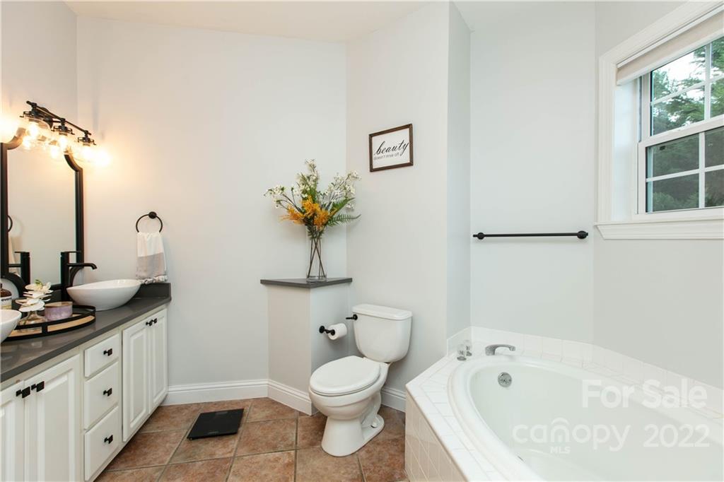 991 Golf Course Road Tryon, NC 28782 - Photo 38 of 43 a bathroom with a bathtub sink and toilet