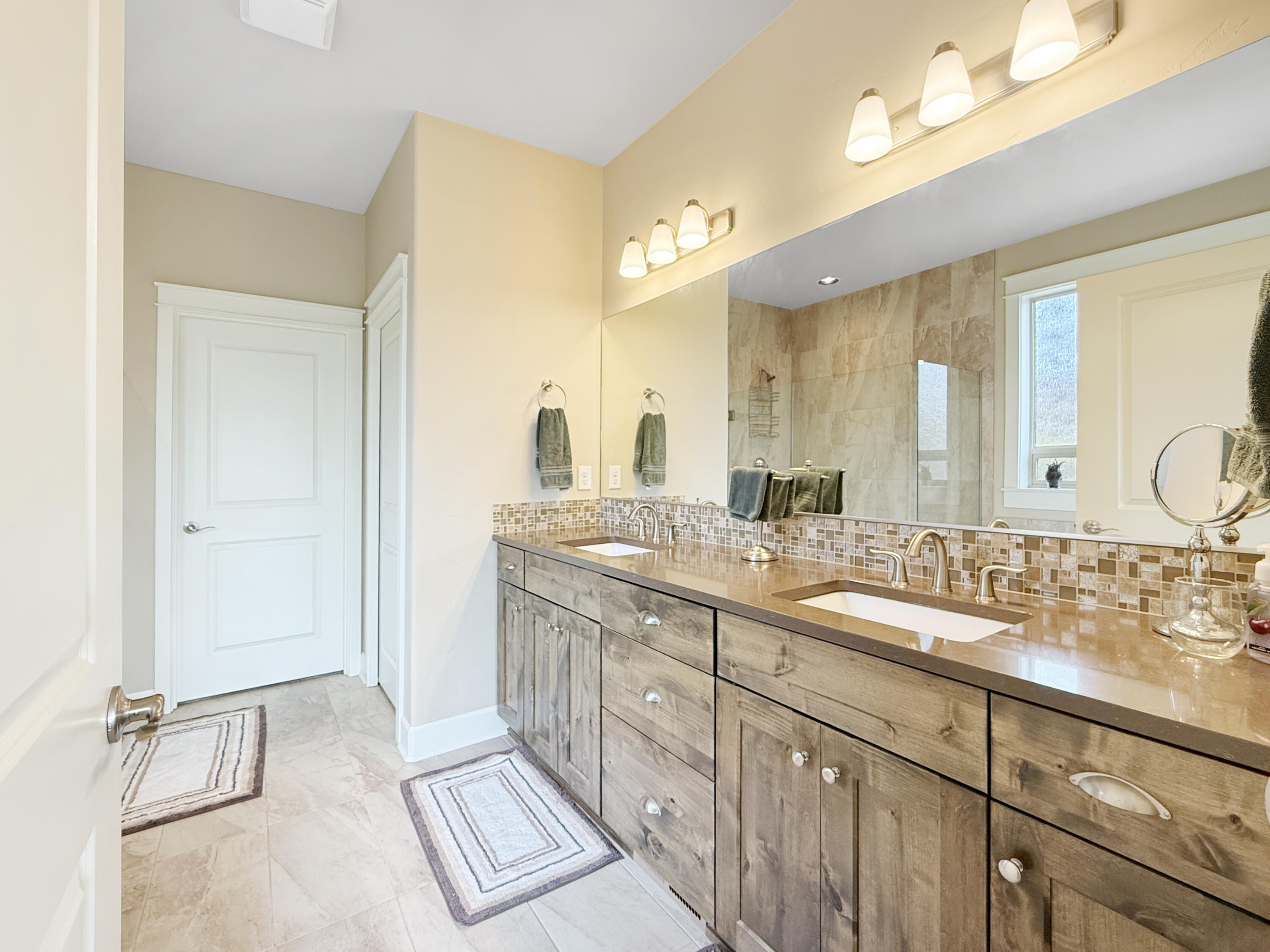 61076 Manhae Loop Bend, OR 97702 - Photo 29 of 67 Primary Bathroom 2
