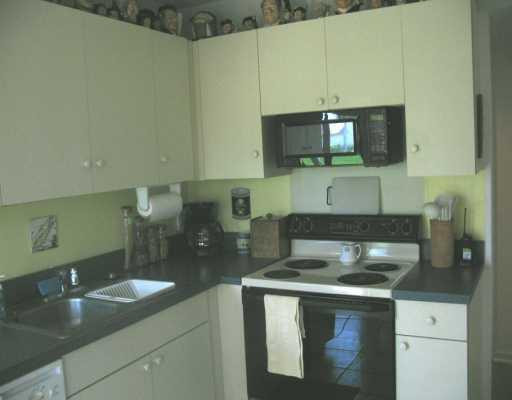 5591 Coach House Circle, Unit D Boca Raton, FL 33486 - Photo 7 of 8 Kitchen