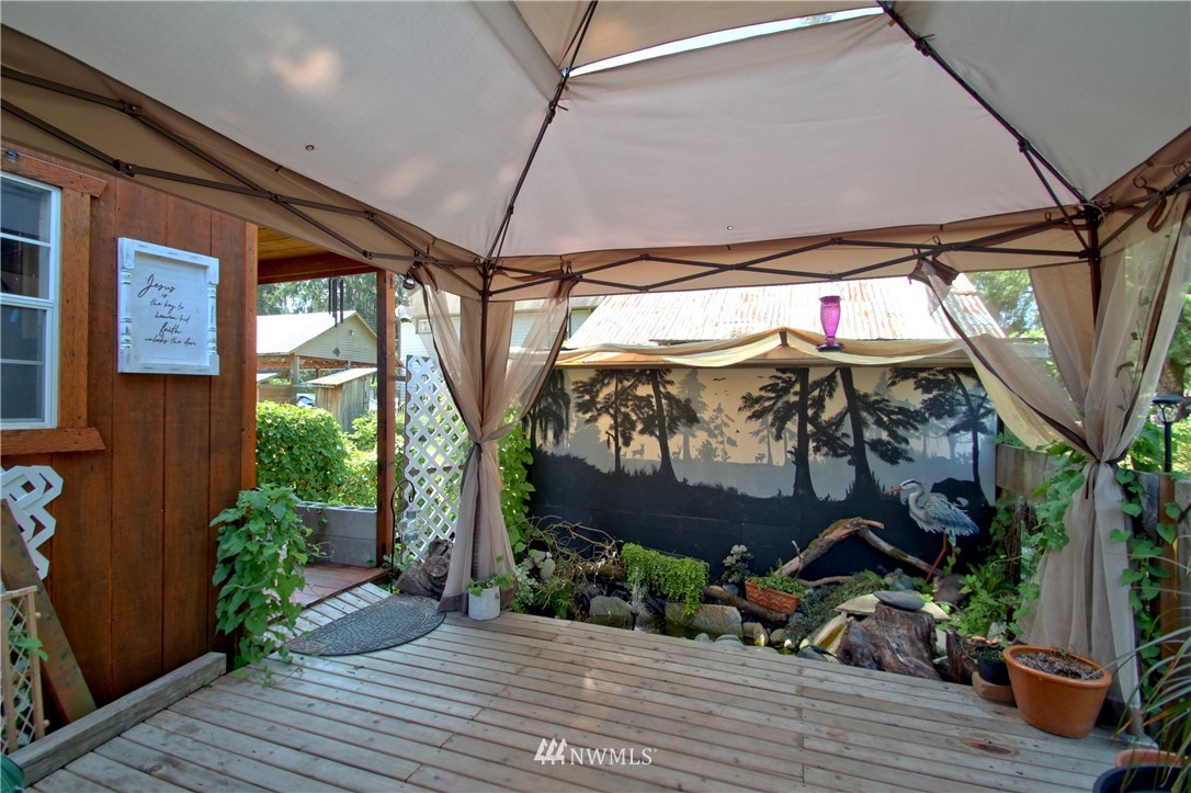 30217 Oso Loop Road Arlington, WA 98223 - Photo 11 of 34 a view of entryway with wooden floor
