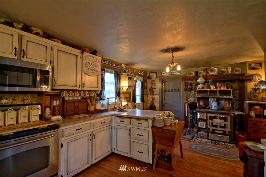 30217 Oso Loop Road Arlington, WA 98223 - Photo 18 of 34 a kitchen with stainless steel appliances granite countertop a stove and cabinets