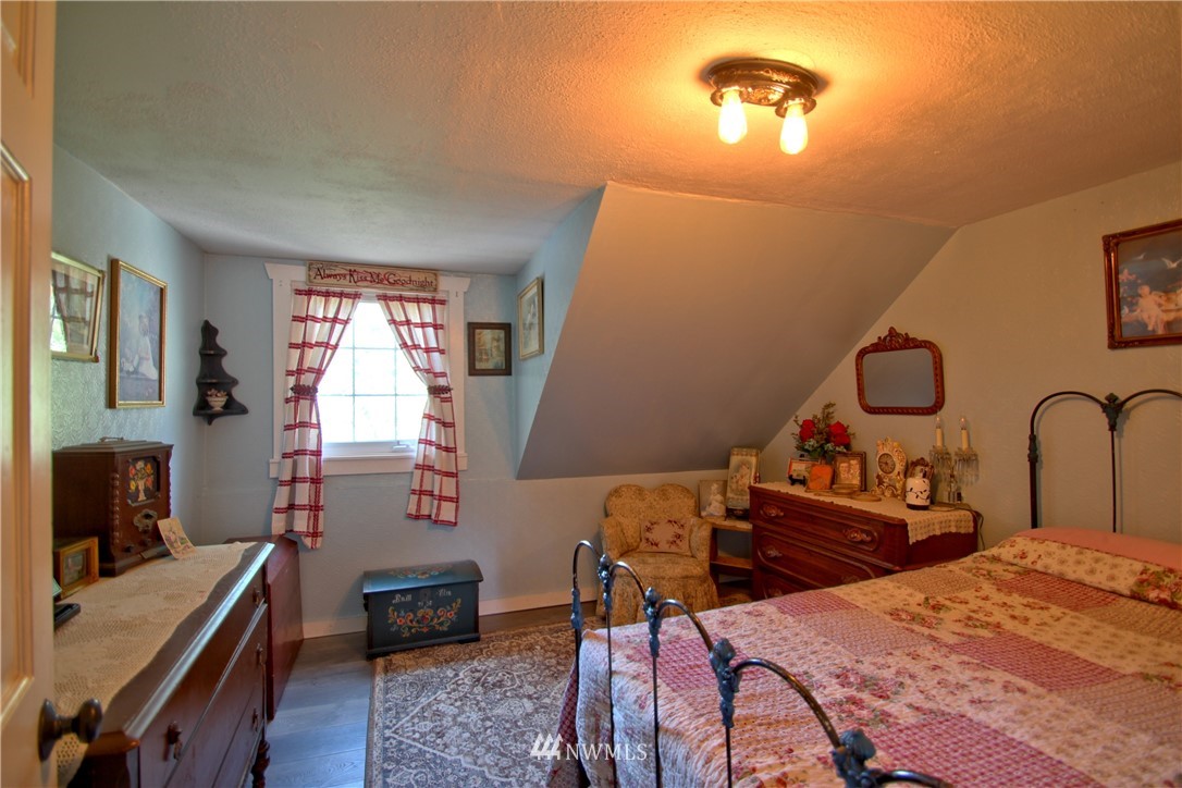 30217 Oso Loop Road Arlington, WA 98223 - Photo 28 of 34 a bedroom with bed and a window