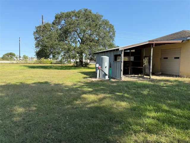 a view of a house with backyard and garden