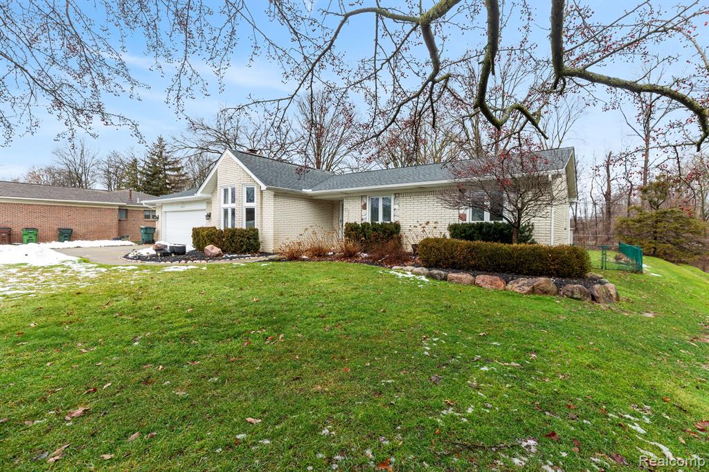 8855 Messmore Road Utica, MI 48317 - Photo 3 of 50