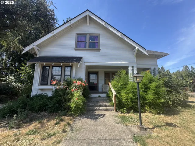a front view of house with yard